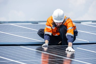 Profesyonel Mühendis Servis Güneş Paneli. İşçi Bakım Temizliği, Güneş Paneli Değiştirme. Sanayi çatısındaki güneş fotovoltaik panel sistemi. Enerji Temiz Güç ile Kaydediliyor.