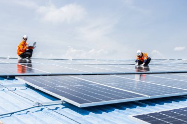 Profesyonel Mühendis Servis Güneş Paneli. İşçi Bakım Temizliği, Güneş Paneli Değiştirme. Sanayi çatısındaki güneş fotovoltaik panel sistemi. Enerji Temiz Güç ile Kaydediliyor.