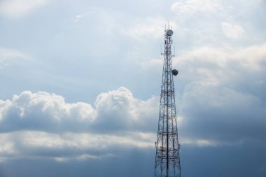5G Telekom sinyal kulesi. Arkaplan için mavi bulutlu gökyüzünde Telekomünikasyon Kulesi, Teknoloji Mobil Ağ Kavramı.