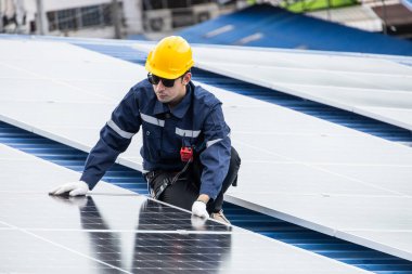 Profesyonel Mühendis Servis Güneş Paneli. İşçi Bakım Temizliği, Güneş Paneli Değiştirme. Sanayi çatısındaki güneş fotovoltaik panel sistemi. Enerji Temiz Güç ile Kaydediliyor.