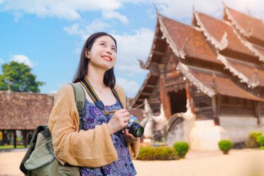 Wat Ton Kwen, Tayland 'ın kuzeyindeki Chiangmai eyaletindeki güzel Asyalı kadın fotoğrafçı seyahat tapınağı..