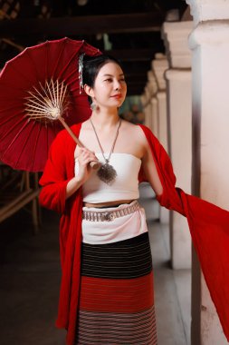 Kuzey Tayland Chiangmai lanna insanları geleneksel tarz kıyafetler içinde güzel kadınlar Wat ton Kwen 'da kağıt şemsiyeli eski moda elbiseler.