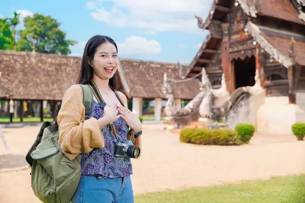 Wat Ton Kwen, Tayland 'ın kuzeyindeki Chiangmai eyaletinde Asyalı Kadın Fotoğrafçı Seyahat Tapınağı' nı heyecanlandırıyor..