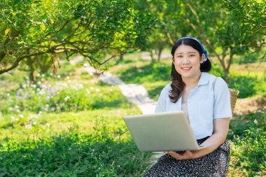 Genç kadınlar, turuncu çiftlikte çalışan bilim adamları yetiştiriyor. Organik tarım portakal ağacı yetiştiriciliğinde çalışan dişi bitkiler veri topluyor.