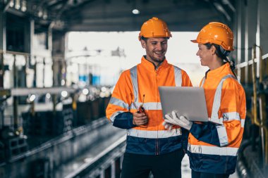 Mühendis takım adamı mutlu bir şekilde çalışırken kadınlara kur yapar. Arkadaşının keyfini çıkar. İş yerinde gülümseyerek konuş..