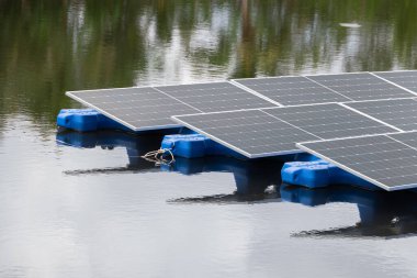 Yüzen Güneş Paneli. Sanayi gölü göletindeki güneş fotovoltaik panel PV sistemi. Enerji Temiz Güç ile Kaydediliyor.