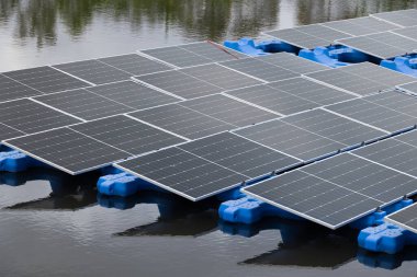 Yüzen Güneş Paneli. Sanayi gölü göletindeki güneş fotovoltaik panel PV sistemi. Enerji Temiz Güç ile Kaydediliyor.