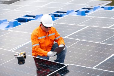 Profesyonel Mühendis Servisi Yüzen Güneş Paneli. İşçi Bakım Temizliği, Güneş Paneli Değiştirme. Sanayi gölündeki güneş fotovoltaik panel sistemi. Enerji Temiz Güç ile Kaydediliyor.