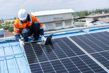 Profesyonel Mühendis Servis Güneş Paneli. İşçi Bakım Temizliği, Güneş Paneli Değiştirme. Sanayi çatısındaki güneş fotovoltaik panel sistemi. Enerji Temiz Güç ile Kaydediliyor.