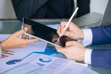 Yakın plan iş adamı erkek el dijital imza sözleşmesi. İş yatırımları için tablet üzerine anlaşma projesi. Hedef ve başarı lideri hareketi.