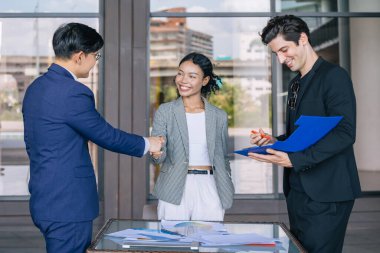 Bir grup iş adamı El sıkışma ile tanışıyor. İş dünyası pazarlama anlaşma projeleri. Şimdiki işim. Anlaşma onaylandı.