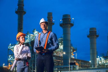 Petrol rafinerisi mühendis ekibi birlikte çalışıyor. Portre Enerji Sanayi Mühendisliği İşbirliği.