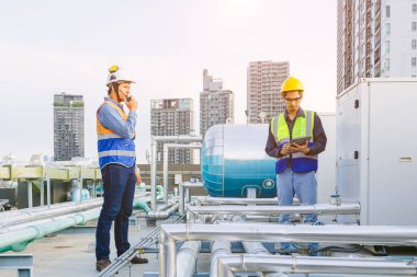 HVAC mühendisi ekibi, kazan dairesinde çalışan mühendis, fabrika endüstriyel binasının gaz borusu buharında çalışan mühendis. Kazan dairesinde çalışıyor, bakım hizmeti veriyor..