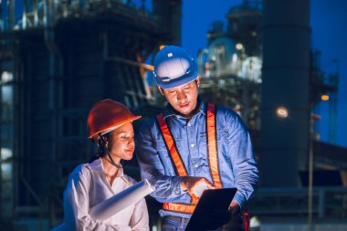 Petrol rafinerisi gece vardiyası mühendisi çalışma ekibi. Elektrik santrali mühendisleri ekip çalışması akşam araştırma desteği.