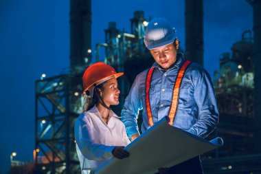 Petrol rafinerisi gece vardiyası mühendisi çalışma ekibi. Elektrik santrali mühendisleri ekip çalışması akşam araştırma desteği.