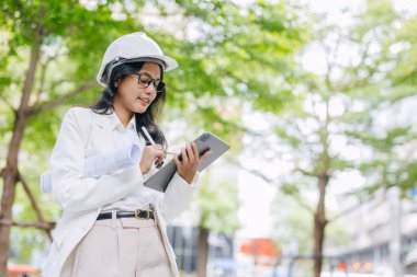Yeşil Çevre Mühendisi, halka açık park tasarımcısı. Çevre mimarı modern kentlerde yeşil şehir enerji tasarrufu için tasarım yapıyor..