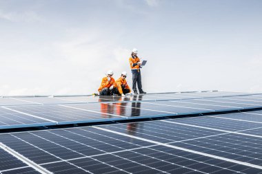 Profesyonel Mühendis Hizmet Güneş Paneli Grubu. İşçi Ekibi Temizlik, Güneş Paneli Değiştirme. Sanayi çatısındaki güneş fotovoltaik panel sistemi. Enerji Temiz Güç ile Kaydediliyor.