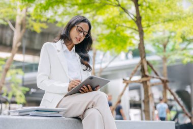 İş Gençleri. Asyalı, Hintli, çalışan, tablet yeşil parkı olan zeki bir kız..