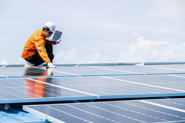 Profesyonel Mühendis Servis Güneş Paneli. İşçi Bakım Temizliği, Güneş Paneli Değiştirme. Sanayi çatısındaki güneş fotovoltaik panel sistemi. Enerji Temiz Güç ile Kaydediliyor.