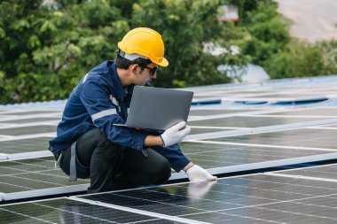 Profesyonel Mühendis Servis Güneş Paneli. İşçi Bakım Temizliği, Güneş Paneli Değiştirme. Sanayi çatısındaki güneş fotovoltaik panel sistemi. Enerji Temiz Güç ile Kaydediliyor.