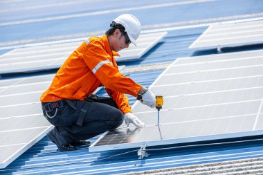 Profesyonel Mühendis Servis Güneş Paneli. İşçi Kurulumu Güneş Paneli Modülünü Değiştir. Sanayi çatısındaki güneş fotovoltaik panel sistemi. Enerji Temiz Güç ile Kaydediliyor.