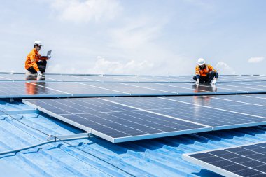 Profesyonel Mühendis Servis Güneş Paneli. İşçi Bakım Temizliği, Güneş Paneli Değiştirme. Sanayi çatısındaki güneş fotovoltaik panel sistemi. Enerji Temiz Güç ile Kaydediliyor.