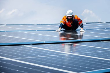 Profesyonel Mühendis Servis Güneş Paneli. İşçi Bakım Temizliği, Güneş Paneli Değiştirme. Sanayi çatısındaki güneş fotovoltaik panel sistemi. Enerji Temiz Güç ile Kaydediliyor.