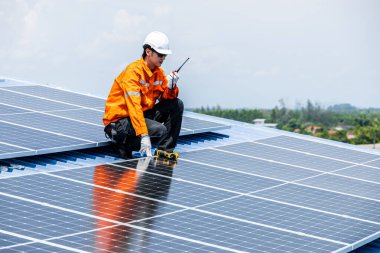 Profesyonel Mühendis Servis Güneş Paneli. İşçi Bakım Temizliği, Güneş Paneli Değiştirme. Sanayi çatısındaki güneş fotovoltaik panel sistemi. Enerji Temiz Güç ile Kaydediliyor.