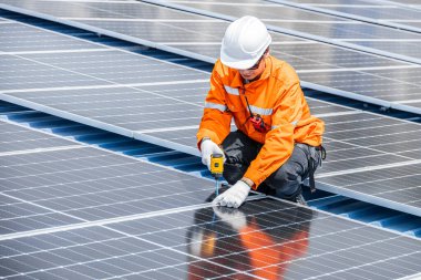 Profesyonel Mühendis Servis Güneş Paneli. İşçi Bakım Temizliği, Güneş Paneli Değiştirme. Sanayi çatısındaki güneş fotovoltaik panel sistemi. Enerji Temiz Güç ile Kaydediliyor.
