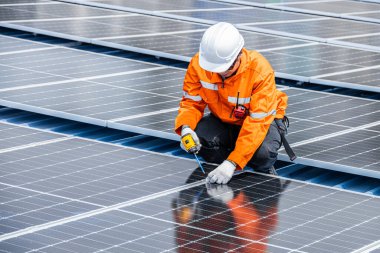 Profesyonel Mühendis Servis Güneş Paneli. İşçi Bakım Temizliği, Güneş Paneli Değiştirme. Sanayi çatısındaki güneş fotovoltaik panel sistemi. Enerji Temiz Güç ile Kaydediliyor.
