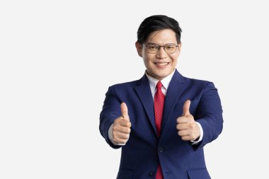 İşadamı eli beyazın üstünde iki baş parmak yukarıda. Takım elbiseli zeki bir erkek, mutlu bir gülümseme gibi..