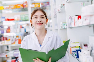 Eczanede eczacı, eczanede uzman doktor, eczane ve sağlık hizmetlerinde çalışmaktan mutlu..