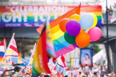 LGBTQIAN Halkının Onur Festivali Yürüyüşü Aşk Kutlaması Ayı 'nda. renkli gökkuşağı işareti sembolü.