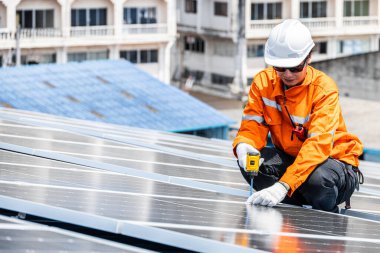 Profesyonel Mühendis Servis Güneş Paneli. İşçi Bakım Temizliği, Güneş Paneli Değiştirme. Sanayi çatısındaki güneş fotovoltaik panel sistemi. Enerji Temiz Güç ile Kaydediliyor.
