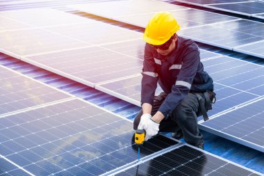 Profesyonel Mühendis Servis Güneş Paneli. İşçi Bakım Temizliği, Güneş Paneli Değiştirme. Sanayi çatısındaki güneş fotovoltaik panel sistemi. Enerji Temiz Güç ile Kaydediliyor.