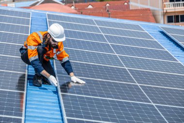 Profesyonel Mühendis Servis Güneş Paneli. İşçi Bakım Temizliği, Güneş Paneli Değiştirme. Sanayi çatısındaki güneş fotovoltaik panel sistemi. Enerji Temiz Güç ile Kaydediliyor.
