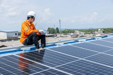 Profesyonel Mühendis Servis Güneş Paneli. İşçi Bakım Temizliği, Güneş Paneli Değiştirme. Sanayi çatısındaki güneş fotovoltaik panel sistemi. Enerji Temiz Güç ile Kaydediliyor.