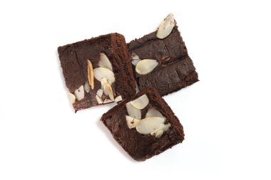 Badem parçalı çikolatalı kek. Koyu çikolatalı gevrek tatlı tatlı beyaz arka planda izole edilmiş yüksek detay yiyecek fotoğrafı.