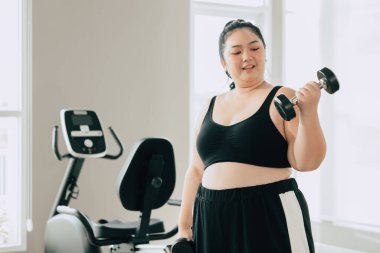 şişman kadınlar spor klubünde kas egzersizi tatil aktivitesi yaşam tarzı