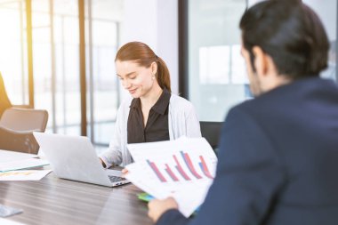 Ofis odasında patronla konuşan iş kadınları, pazarlama sekreteri müdürle masada çalışıyor.