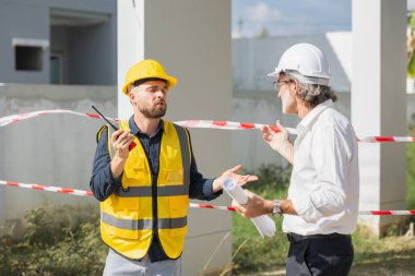 Üst düzey erkek, inşaattaki başarısızlıktan inşaat mühendisinin sorumlu olduğunu savunuyor. Düşük kalite proje standart sorunları aşamıyor.