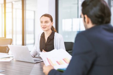 Ofis odasında patronla konuşan iş kadınları, pazarlama sekreteri müdürle masada çalışıyor.