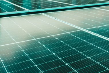 Enerji tasarrufu için fabrikanın çatı katındaki yeşil enerji, yeşil renkli güneş panelleri ya da güneş pilleri. Sektörün çatısındaki PV panelleri.