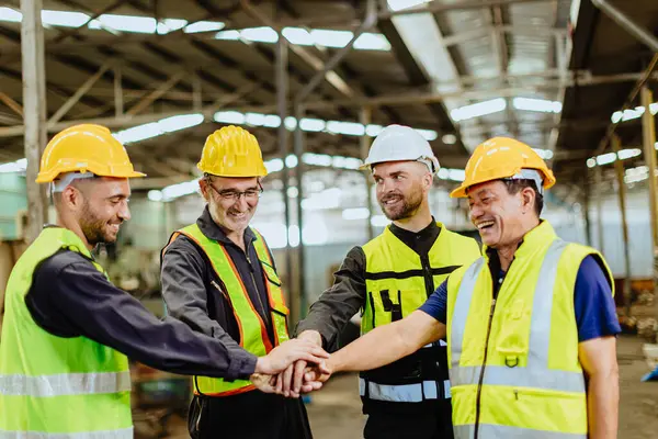 Mühendis Grubu işbirliği yapıyor. El ele tutuşun. Mühendislik işçisi takım çalışması projesi başarılı bir kavram