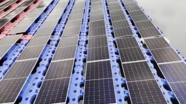 Mühendislik Servisi Yüzen Güneş Paneli hava görüntüsü 4K video kaydı. Profesyonel işçi, göl gölündeki güneş enerjisi çiftliğinin bakımını üstlendi..