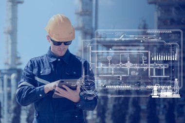 Rafineri petrol boru işçisi modern bilgisayar yazılımı teknoloji kontrol operasyonu kullanıyor. Petrol ve gaz endüstrisi mühendisi petrokimya fabrikasında çalışıyor..