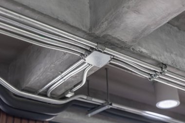 IMC Orta Metalik Kanal Eğriliği ve Açısal Büküm, Güvenlik için Tavanda Elektrik Kablosu Yükleme.