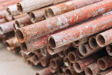 Grunge, inşaat öncesi beton iskelet yapımında kullanılan paslanmayı önleyen yuvarlak metal boru kullanıyor.