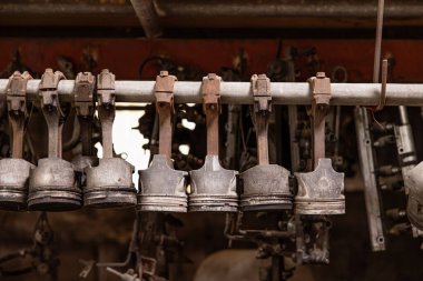 Eski paslı kirli motor parçası, ikinci el için motor pistonu yedek parçaları değiştir.