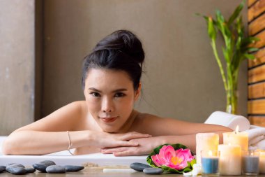 Güzel Asyalı kadınlar Spa 'da bitki banyosu yapar, güzel vücut bakımı yapar, mutlu sakin, sağlıklı bir hayat sürer..